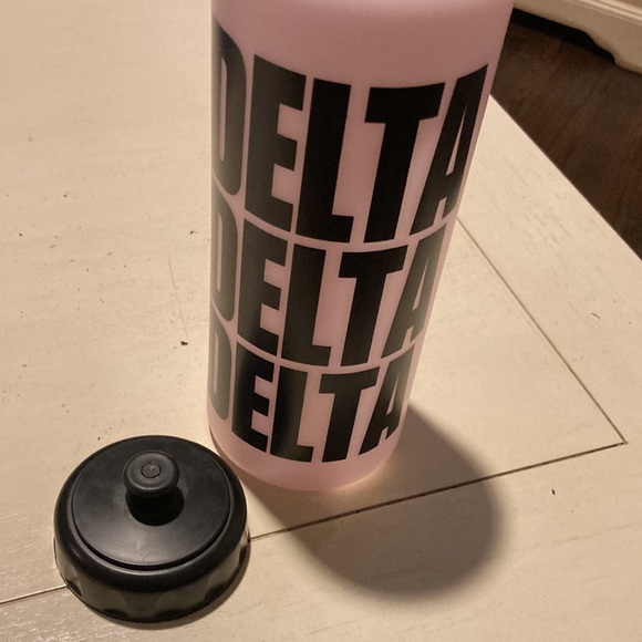 LIKE NEW! TRI DELTA THETA ATHLETIC WATER BOTTLE W/ SCREW OFF NIPPLE TOP! 20 OZ. - Picture 4 of 4